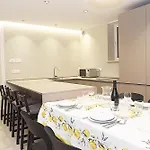 Apartamento Guesthost - Borgo Santa Lucia With Private Parking & Garden