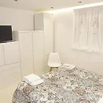 Guesthost - Borgo Santa Lucia With Private Parking & Garden Apartamento