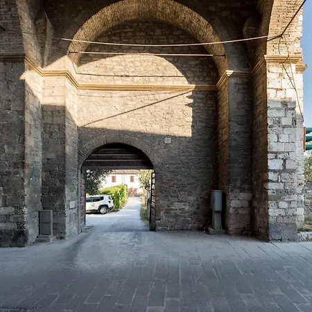 Guesthost - Borgo Santa Lucia With Private Parking & Garden