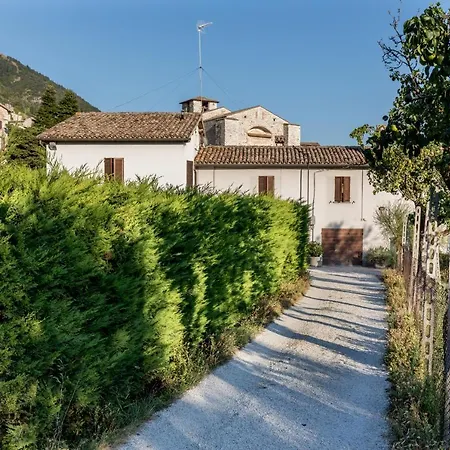 Guesthost - Borgo Santa Lucia With Private Parking & Garden Daire Gubbio