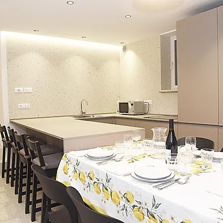 Daire Guesthost - Borgo Santa Lucia With Private Parking & Garden